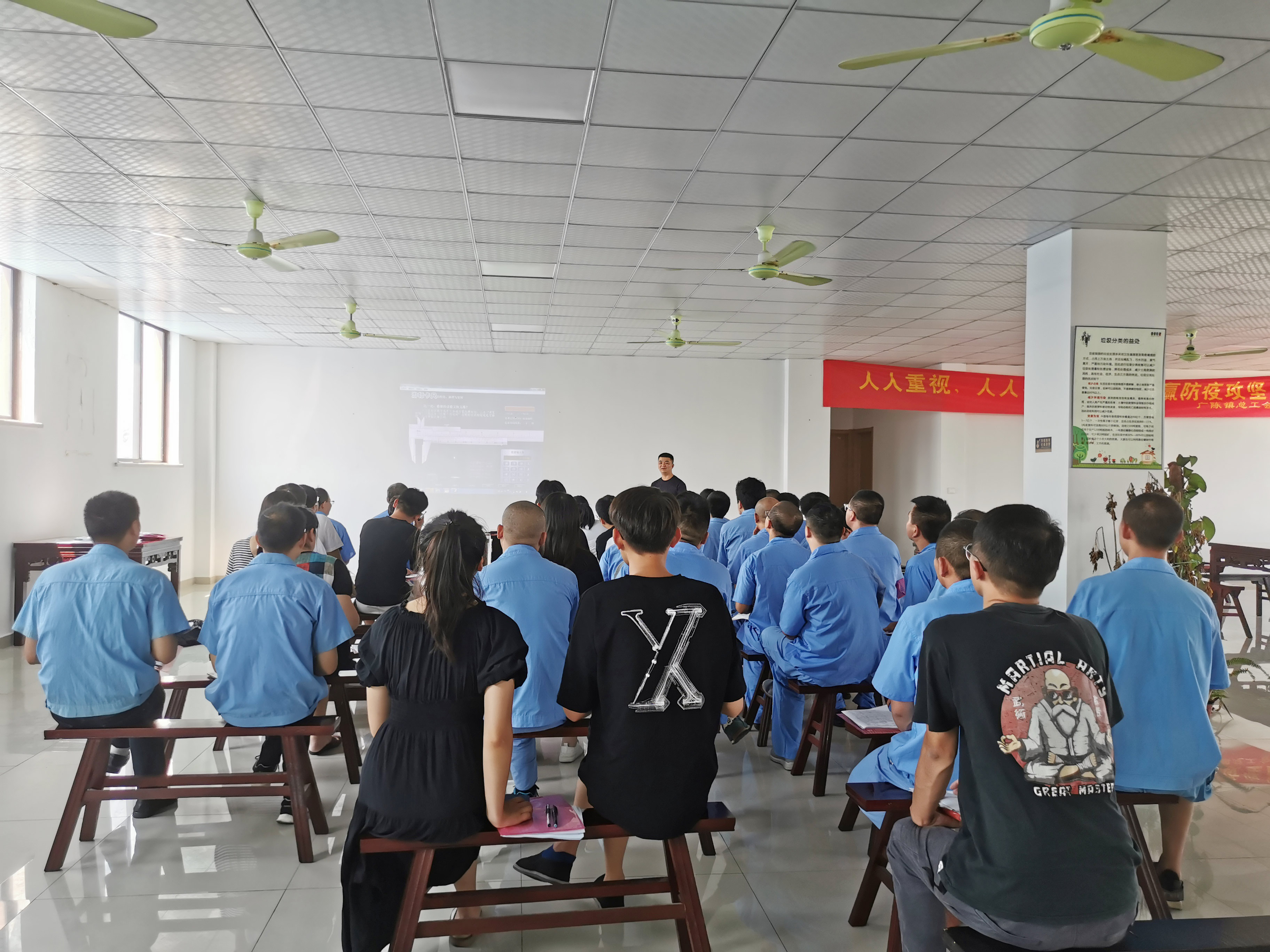 新發(fā)現(xiàn)組織員工參加中級鉗工知識培訓，新知識get！